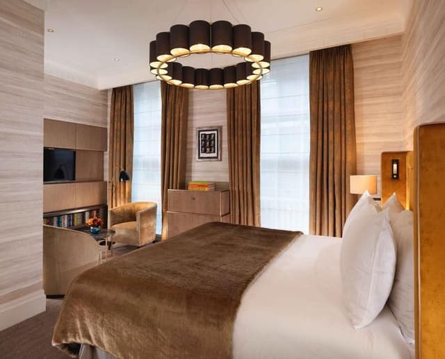 DOUBLE EXECUTIVE KING BED