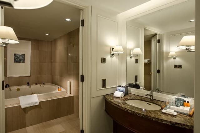 SUITE KING SIZE BED