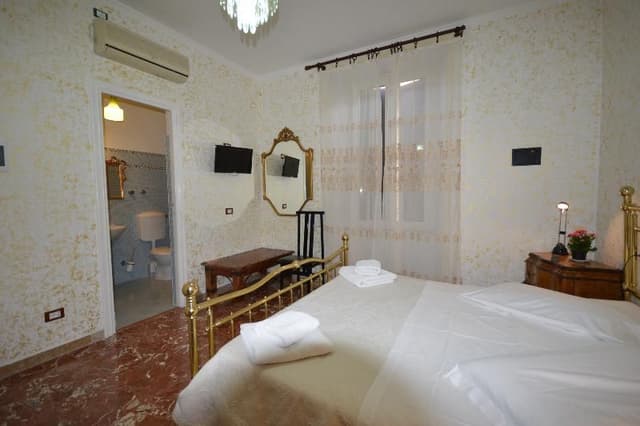 Double or Twin WITH SHARED BATHROOM