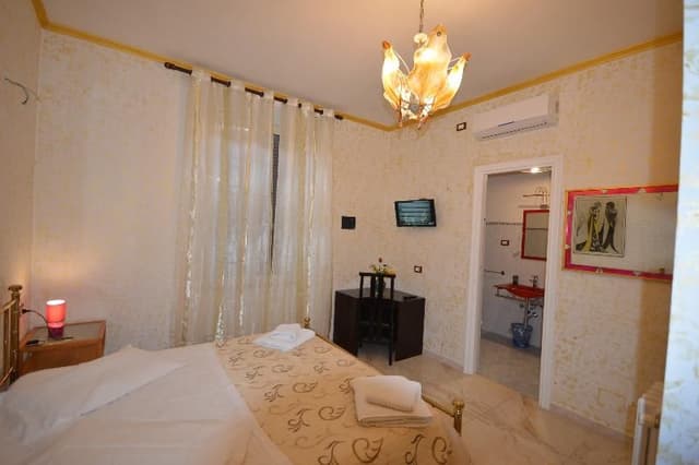 Double or Twin WITH SHARED BATHROOM