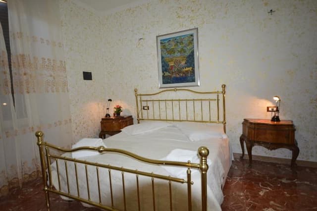 Double or Twin WITH SHARED BATHROOM