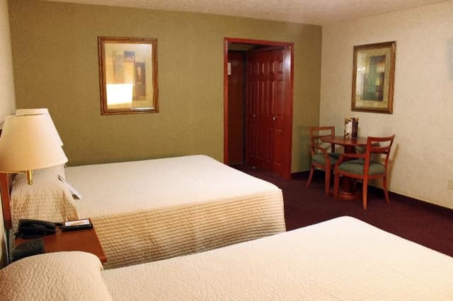 DOUBLE TWO QUEEN BEDS