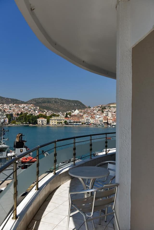 TRIPLE SEA VIEW