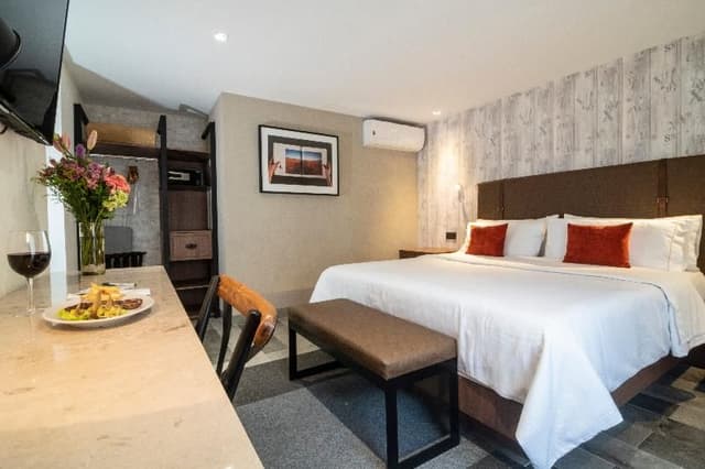SUITE KING SIZE BED