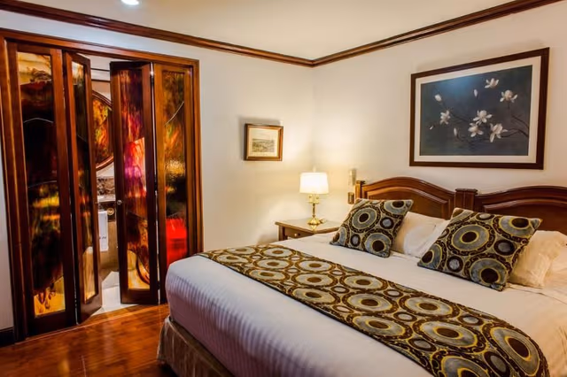 DOUBLE DELUXE QUEEN BED