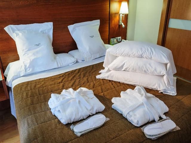 DOUBLE WITH DOUBLE BED