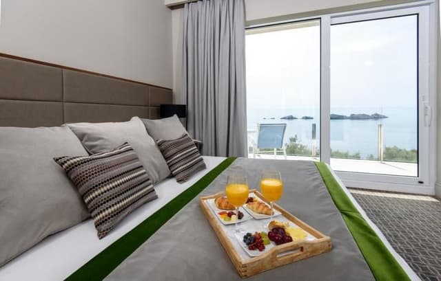 SINGLE SEA VIEW