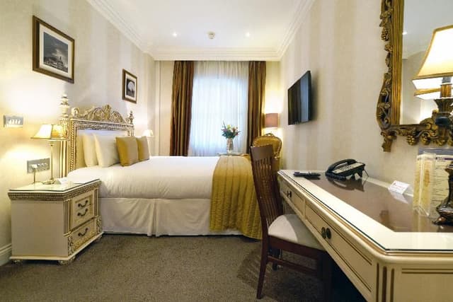 DOUBLE QUEEN SIZE BED
