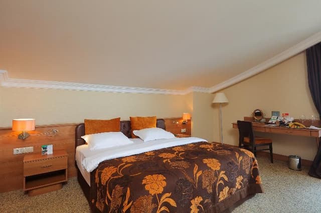 SUITE WITH JACUZZI