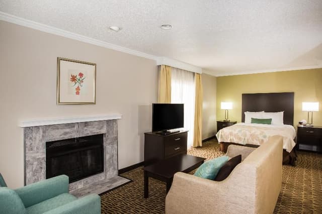 STUDIO QUEEN SIZE BED
