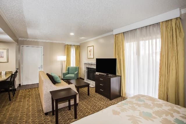 STUDIO QUEEN SIZE BED