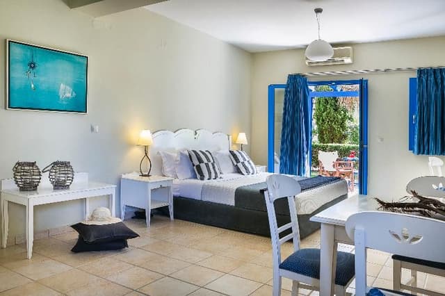 FAMILY ROOM CAPACITY 4