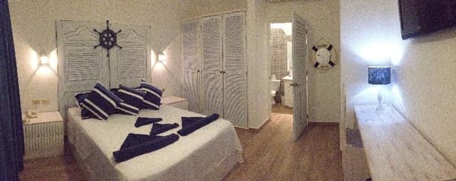 DOUBLE WITH DOUBLE BED
