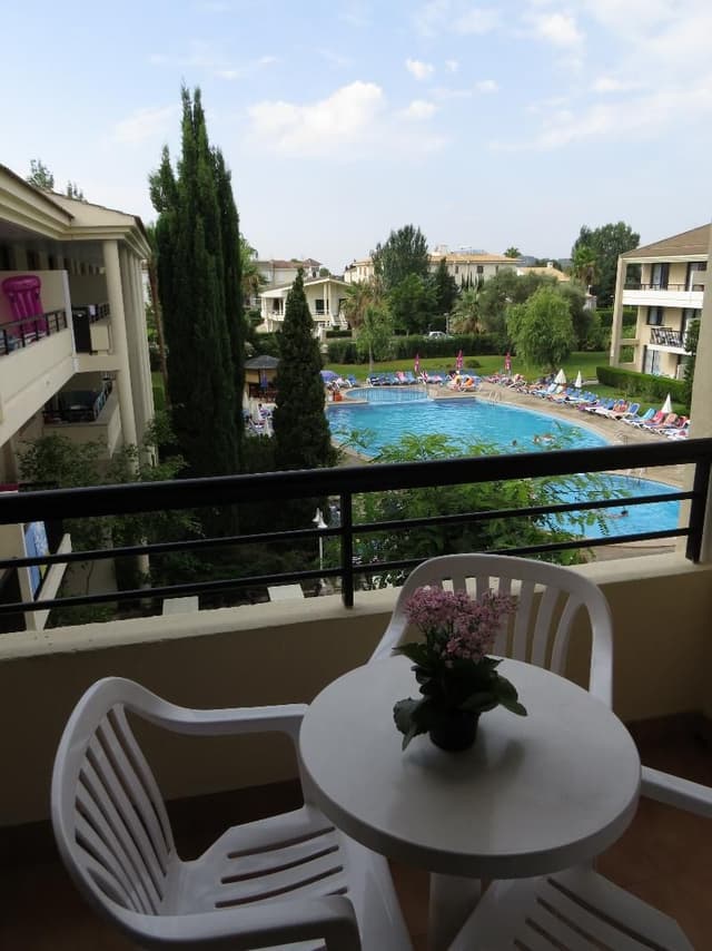 STUDIO POOL VIEW