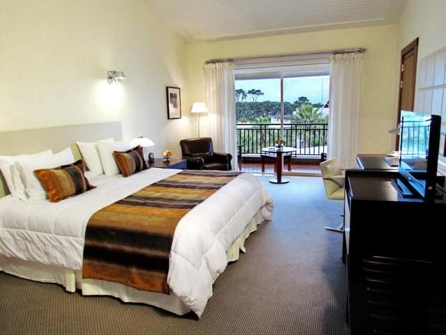 DOUBLE DELUXE KING BED