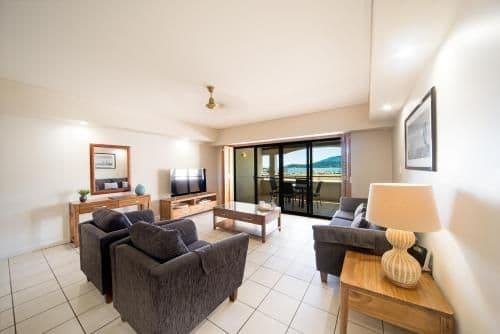 Two-Bedroom Two Bathroom Apartment with Hot Tub and Sea View