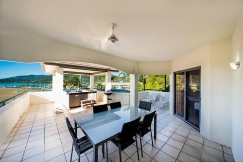 Three-Bedroom Two Bathroom Apartment with Spa Bath and Sea View
