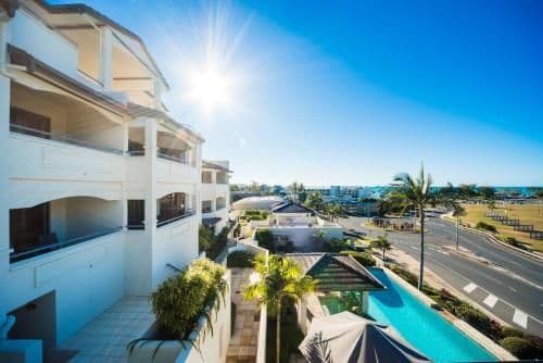 Three-Bedroom Two Bathroom Apartment with Spa Bath and Sea View