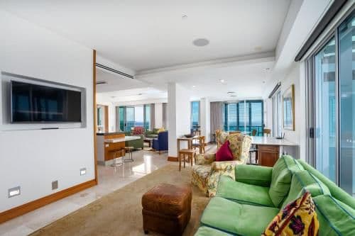 Luxury Three-Bedroom Apartment