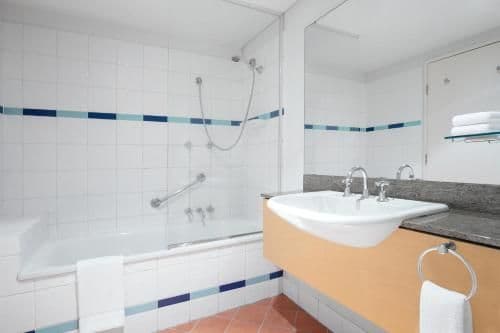 One-Bedroom Apartment with City View - Weekly Housekeeping