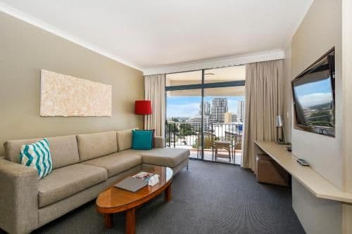 One-Bedroom Apartment with City View - Weekly Housekeeping