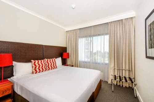 One-Bedroom Apartment with City View - Weekly Housekeeping