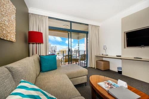 One-Bedroom Apartment with City View - Weekly Housekeeping