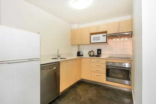 One-Bedroom Apartment with City View - Weekly Housekeeping