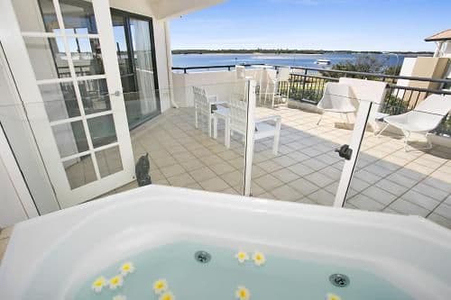 Three-Bedroom Apartment with Spa Bath