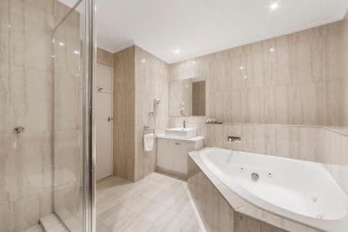 Queen Room with Spa Bath