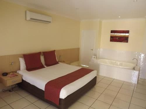 Deluxe Suite with Spa Bath