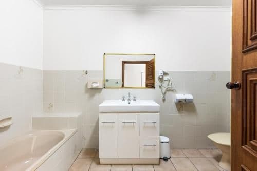Standard Twin Suite