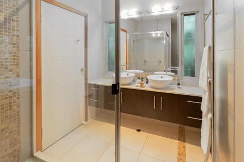 Luxury Two-Bedroom Cottage with Patio (4 guests) 