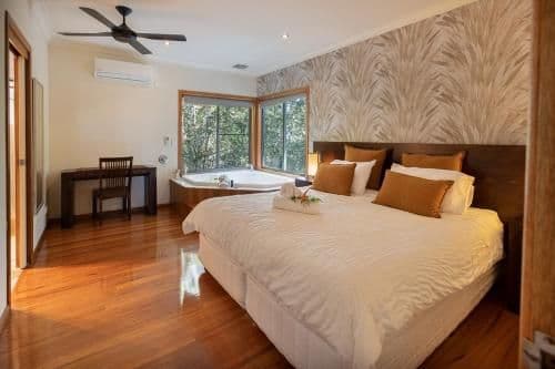 Luxury Two-Bedroom Cottage with Patio (4 guests) 