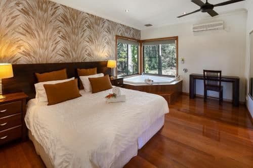 Luxury Two-Bedroom Cottage with Patio (4 guests) 