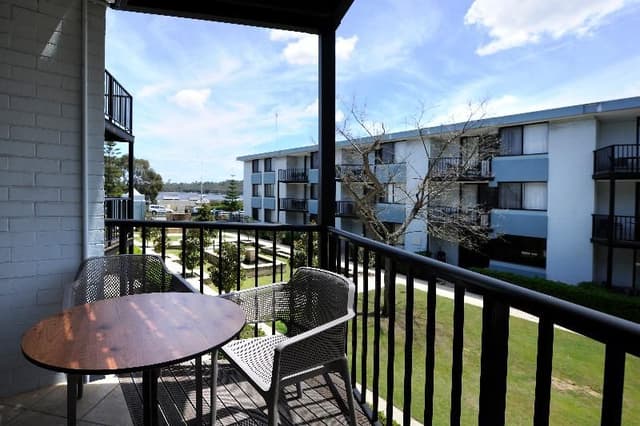 APARTMENT GARDEN VIEW