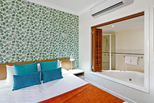 One-Bedroom Suite with Spa Bath
