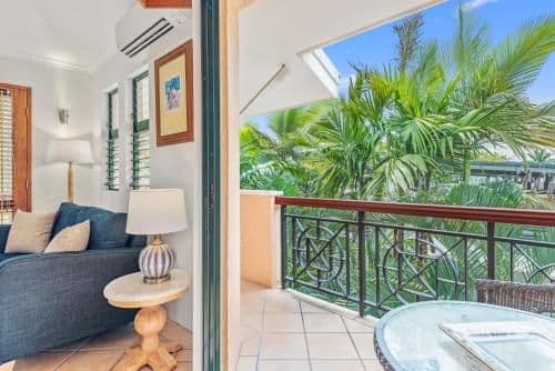Deluxe One-Bedroom Apartment
