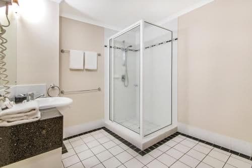 One-Bedroom Apartment with Hot Tub