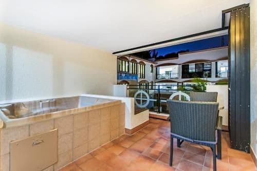 One-Bedroom Apartment with Hot Tub