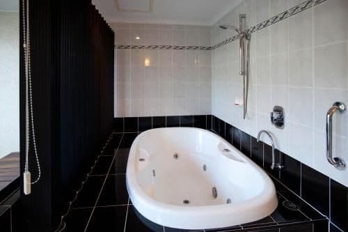 Studio with Spa Bath