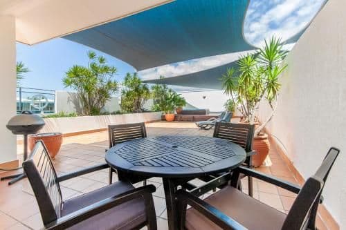 One-Bedroom Apartment with Rooftop Hot Tub