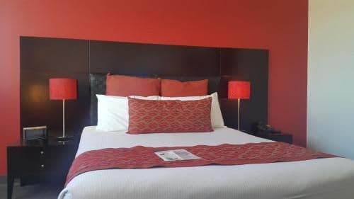 Deluxe Queen Room with Single Bed