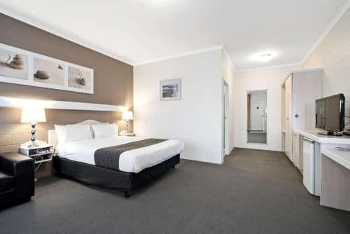 Deluxe Queen Suite