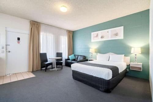 Deluxe Queen Suite