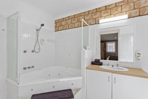 Deluxe King Spa Room