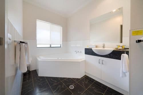 Two-Bedroom Apartment with Spa Bath
