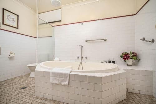 Luxury Suite with Spa Bath