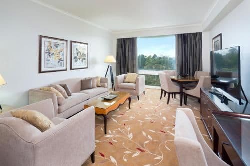 Deluxe Spa Suite- Bottle of Sparkling Wine & Complimentary Valet Parking