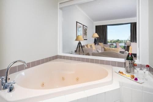 Deluxe Spa Suite- Bottle of Sparkling Wine & Complimentary Valet Parking